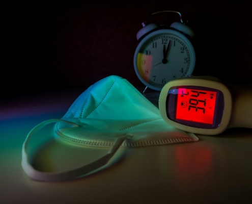 blue and white alarm clock at 10 00